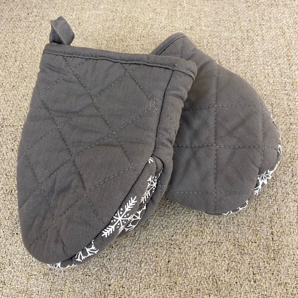 Snowflakes Quilted & Insulated Oven Mitts (Pair), Grey & White